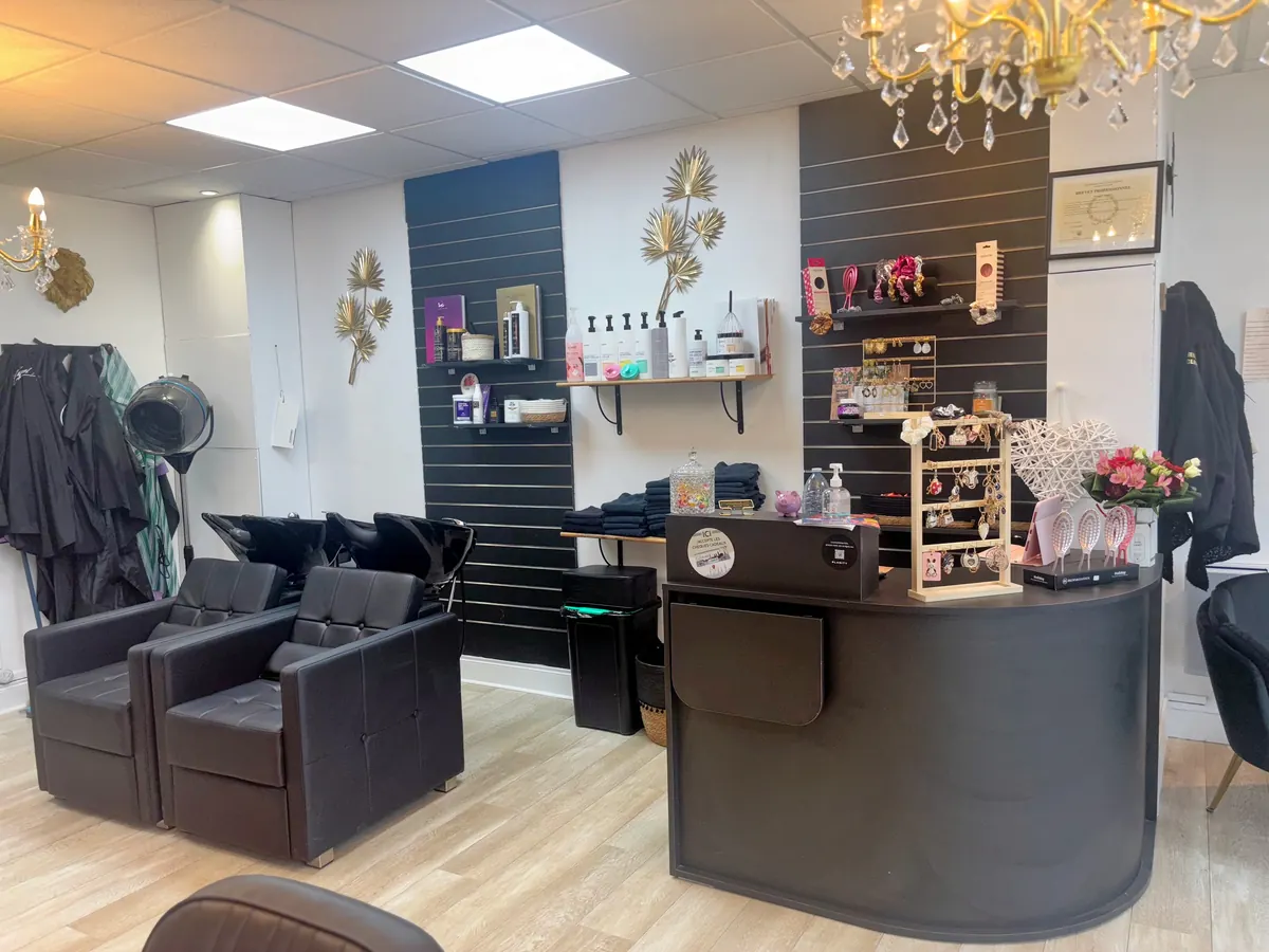 Espace bacs à shampooing et vente de produits — salon de coiffure à Calais