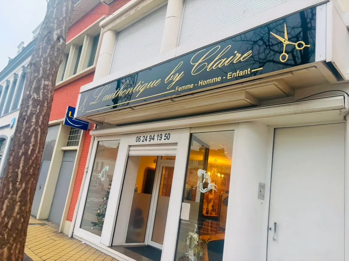 Devanture et enseigne dorée de L'Authentique by Claire, boulevard Pasteur à Calais