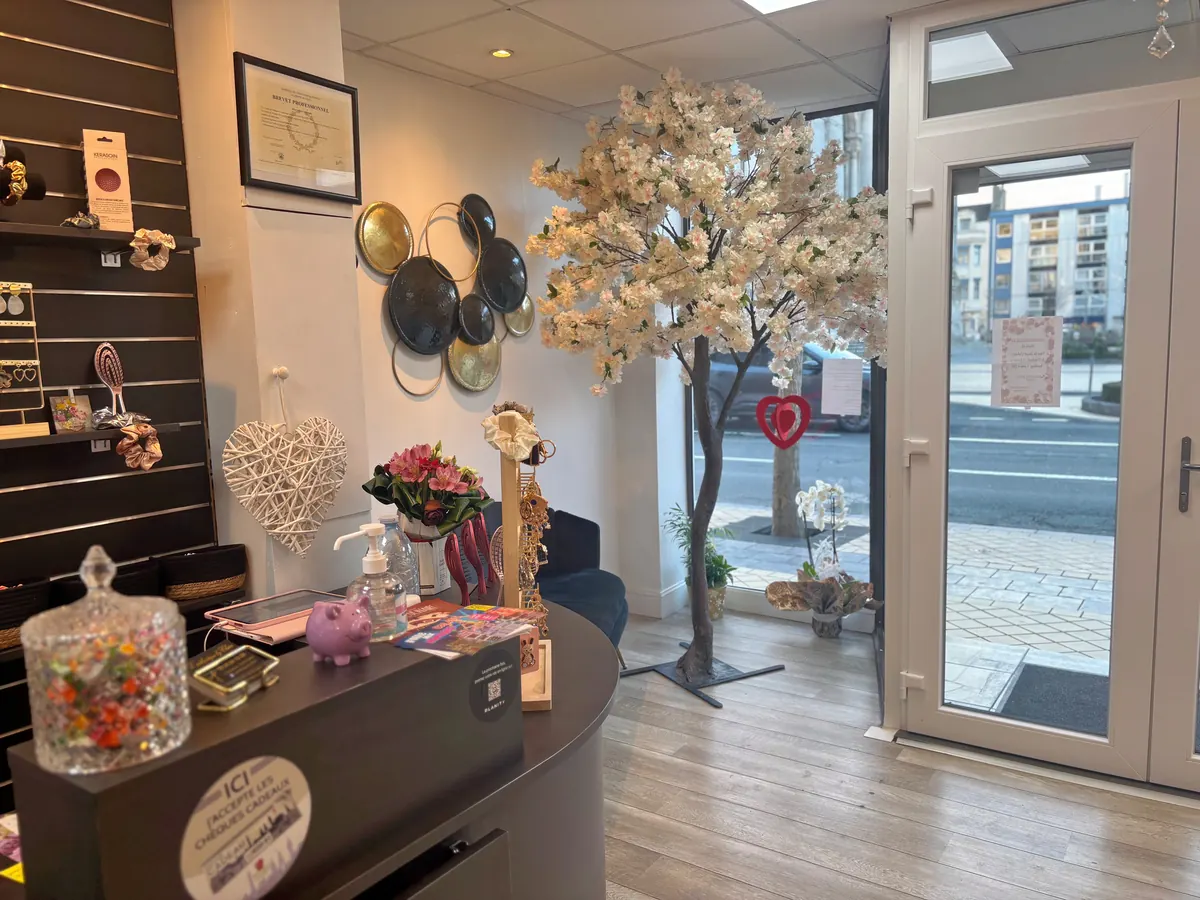 Entrée et comptoir d'accueil avec cerisier en fleurs — coiffeur à Calais centre