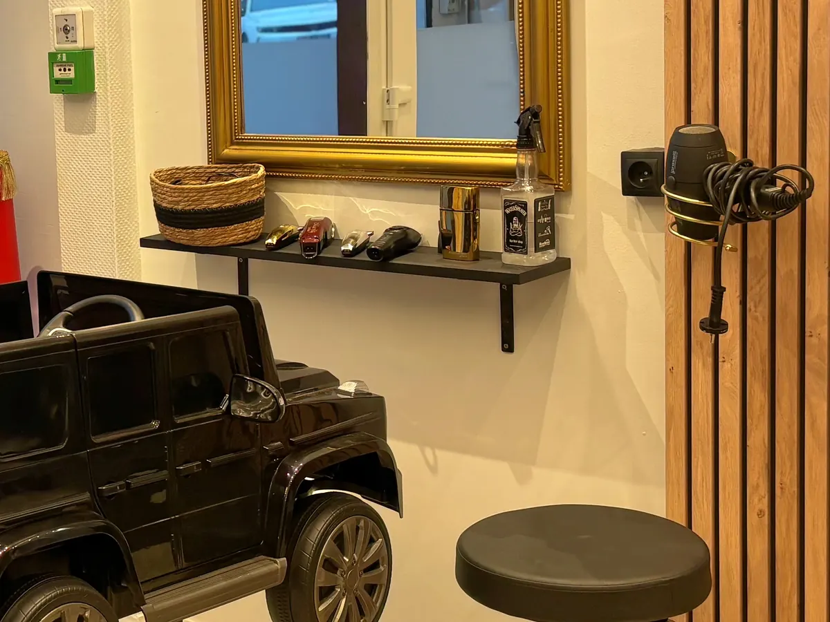 Voiture électrique servant de siège enfant — salon de coiffure enfant à Calais