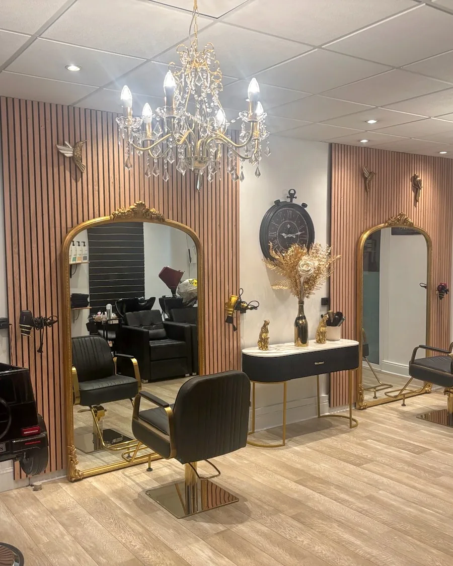 Postes de coiffage avec miroirs dorés et lustre en cristal — salon de coiffure L'Authentique by Claire à Calais