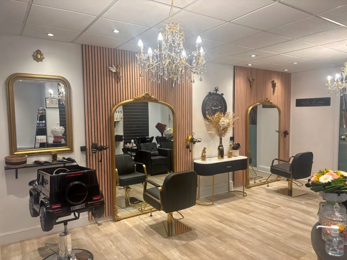 Postes de coiffage, miroirs dorés arqués et lustre — coiffeur à Calais