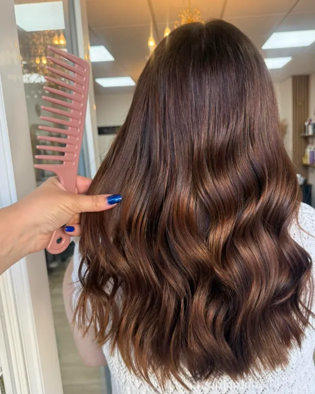 Balayage chocolat caramel sur cheveux longs ondulés — coloration réalisée à Calais