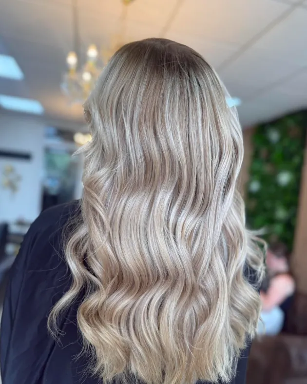 Blond sable balayé sur cheveux longs ondulés — balayage à Calais