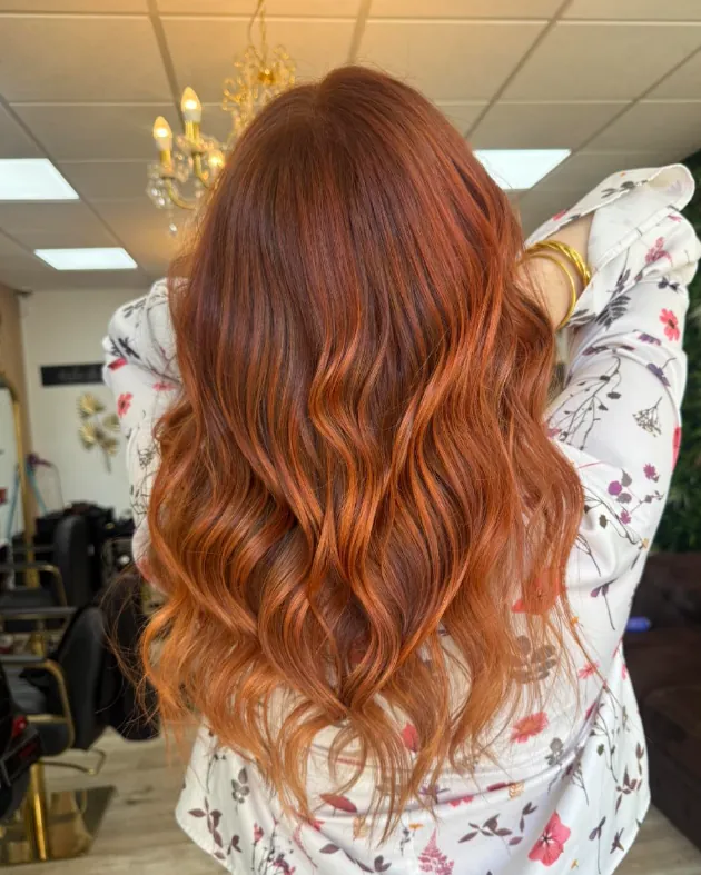 Coloration cuivrée sur cheveux longs bouclés — salon de coiffure à Calais